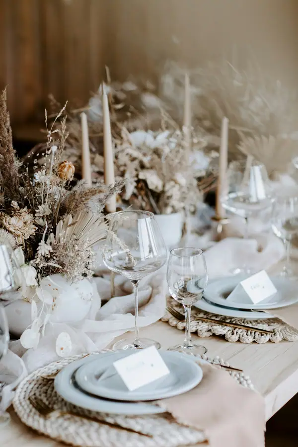 Table dressée de fleurs séchées, de bougies et de verres