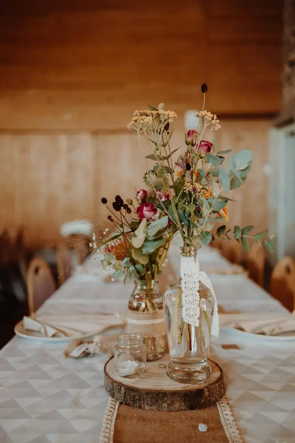 Centre de table de fleurs sauvages sur une table de fête en bois